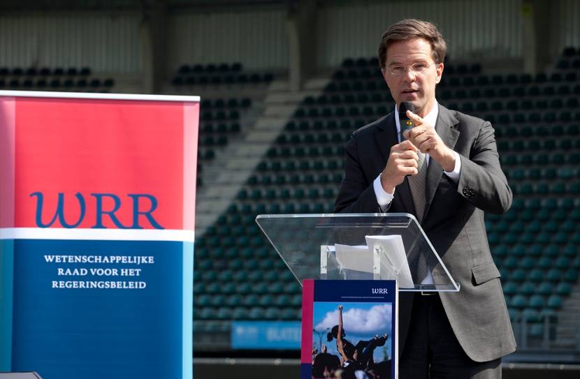 Minister-president Mark Rutte bij de in ontvangstname van WRR-rapport Vertrouwen in burgers
