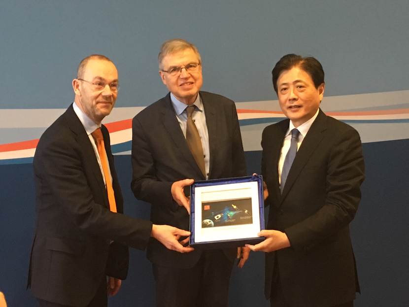 Decoratieve afbeelding van de aanbieding van de plaquette door de Chinese delegatie aan de WRR